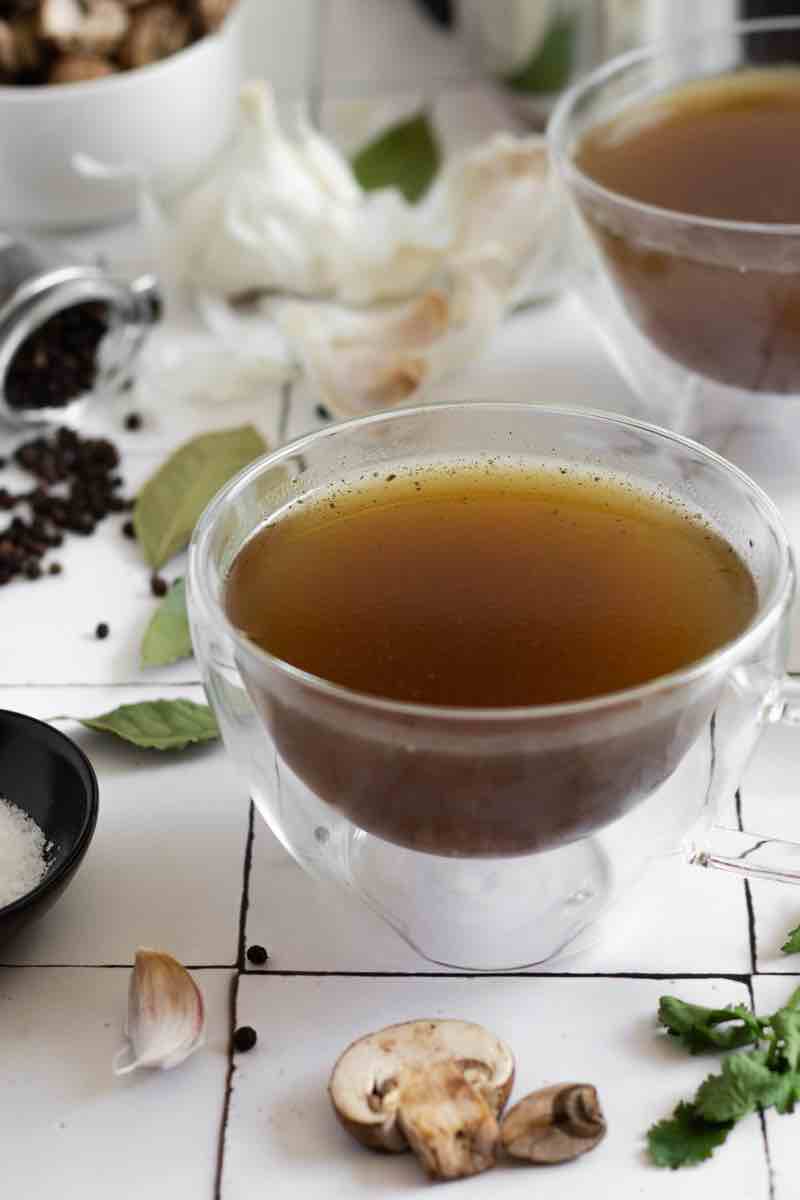 Low FODMAP Bone Broth (or Vegetable Broth)
