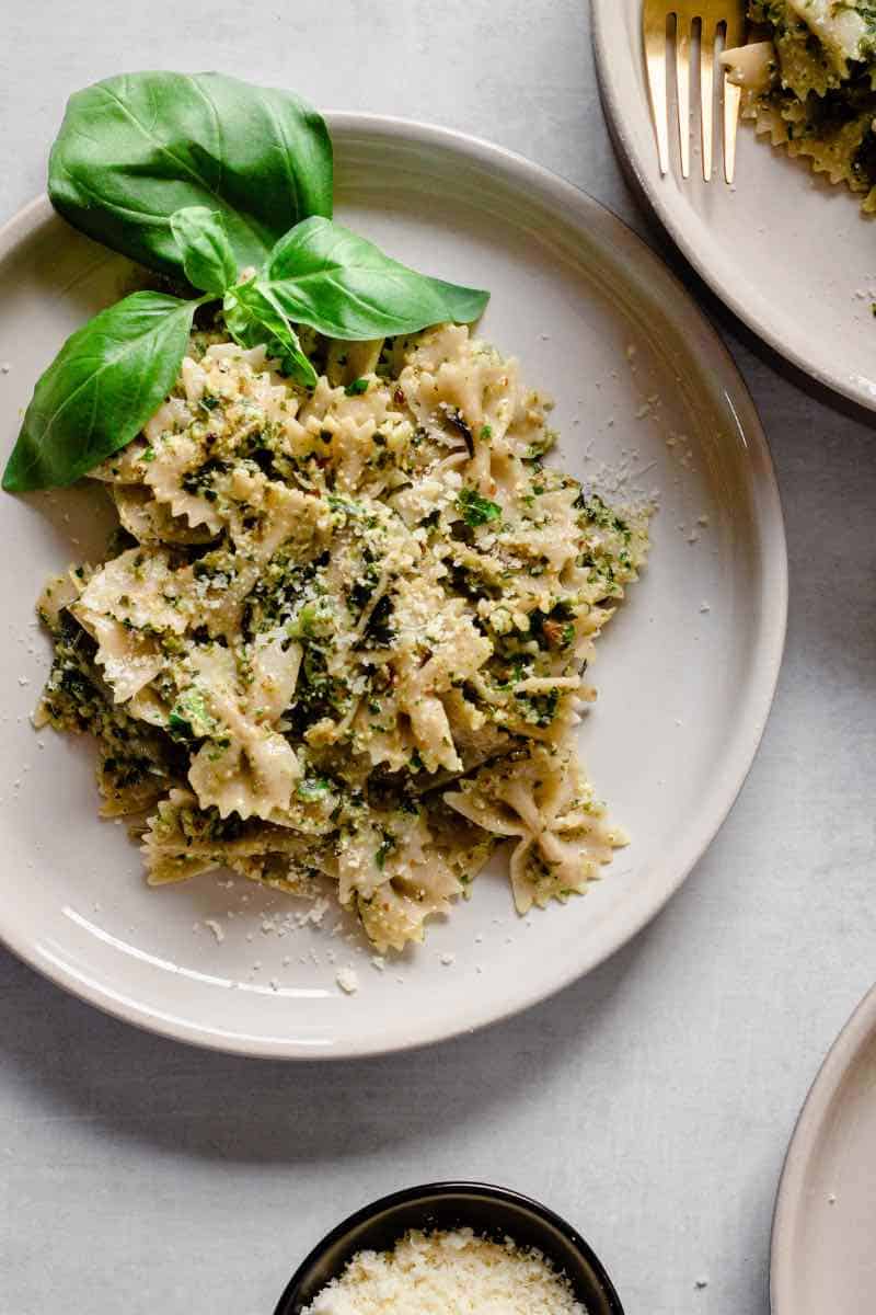 Low FODMAP Pesto Sauce with Kale + Pecans