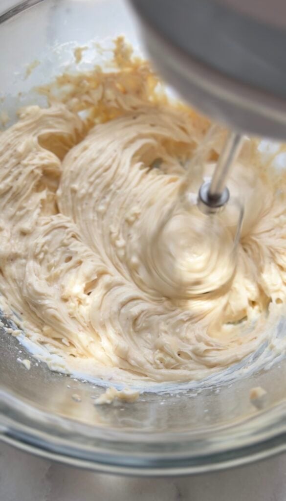 Mix the ingredients of the cream cheese frosting of the high protein carrot cake into a new bowl.