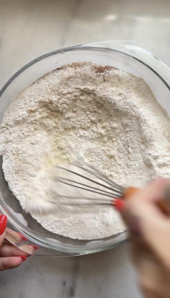 Mix the dry ingredients of the blueberry cottage cheese protein muffins in a bowl with a whisk.