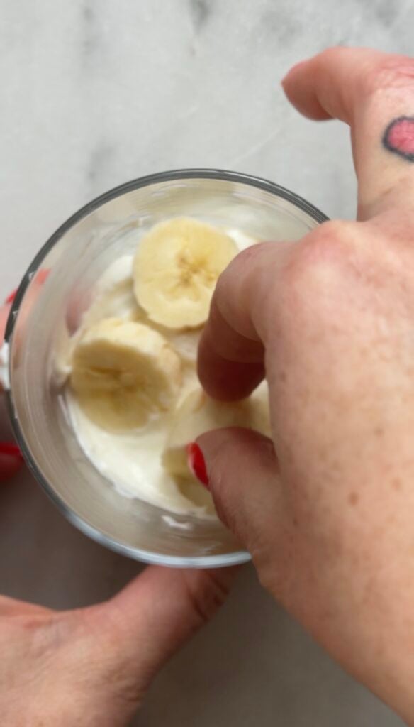 Layer the easy protein banana pudding base with the first layer of banana in a bowl or glass.