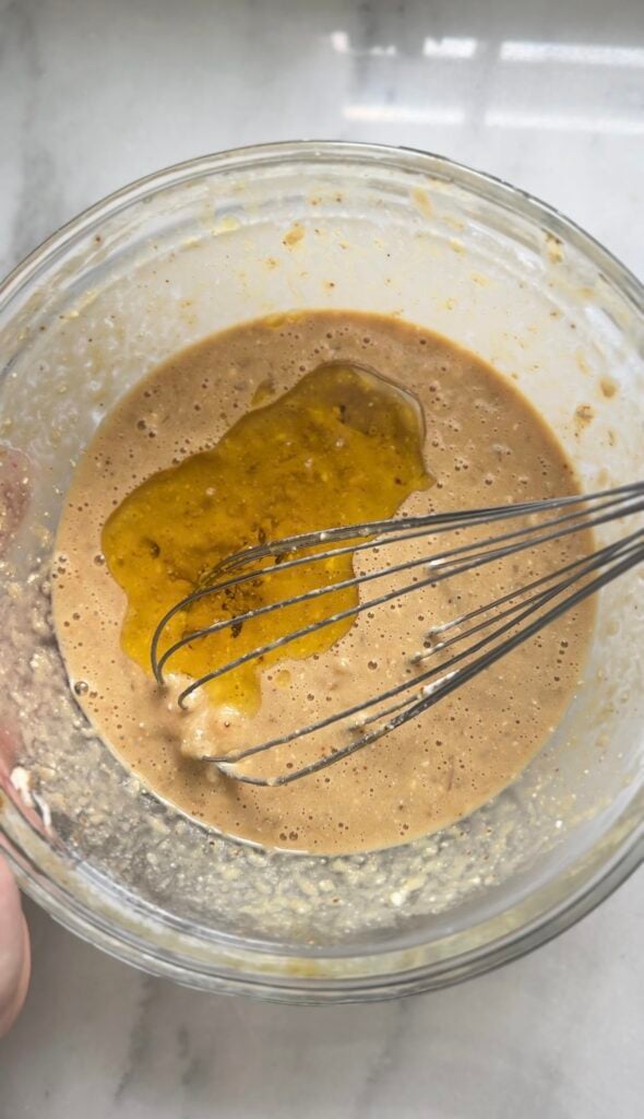 Add the oil into the mashed bananas and other wet ingredients.