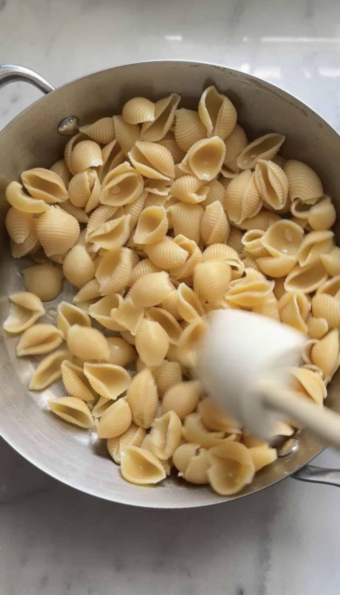 Mix the melted butter in the protein pasta.