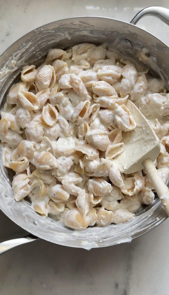 Mix the Cacio e pepe cottage Cheese Mac & Cheese sauce into the protein pasta until all the noodles are covered.