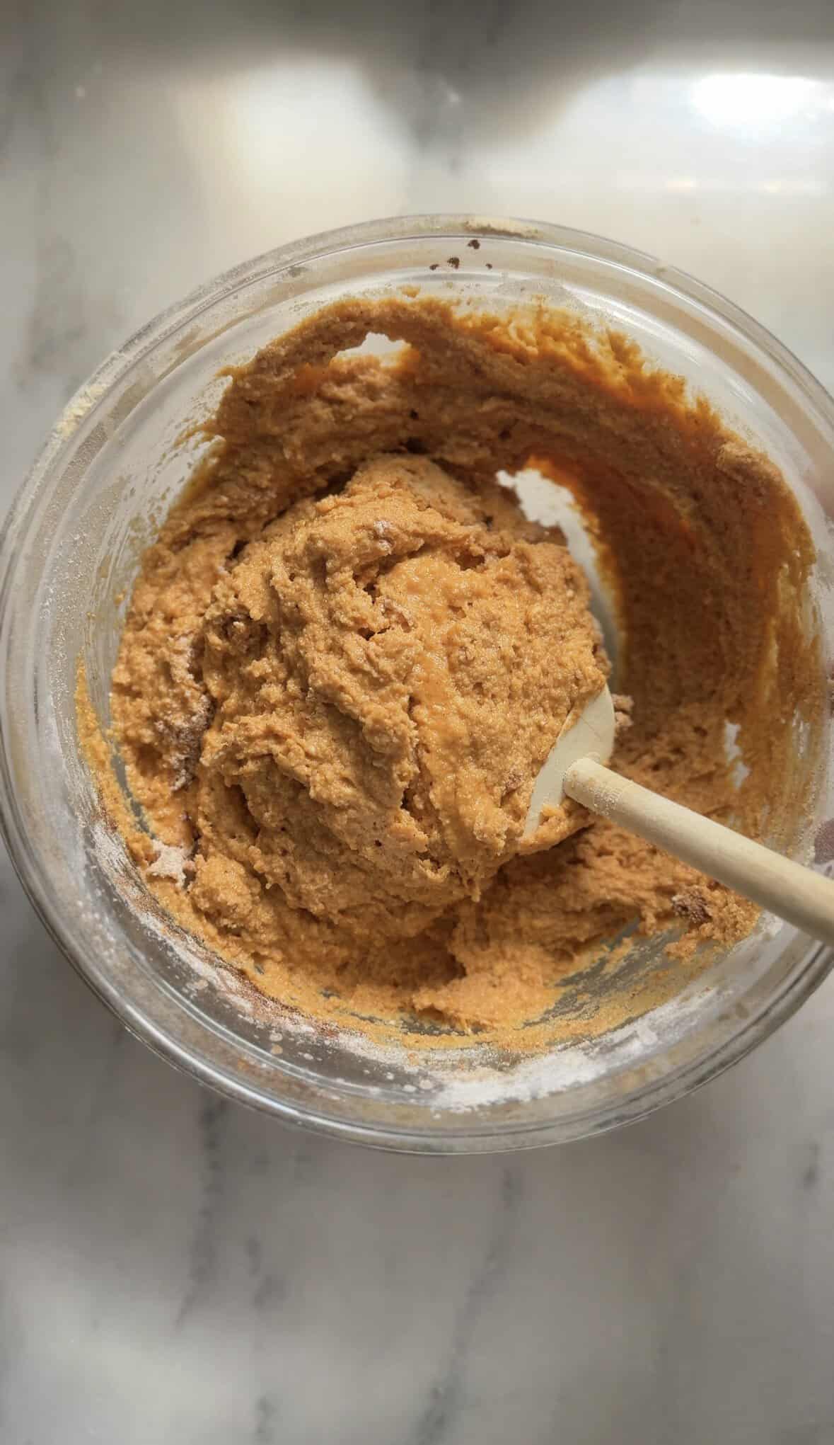 Fold the dry ingredients to the wet ingredients of the pumpkin cottage cheese muffins into the same bowl.