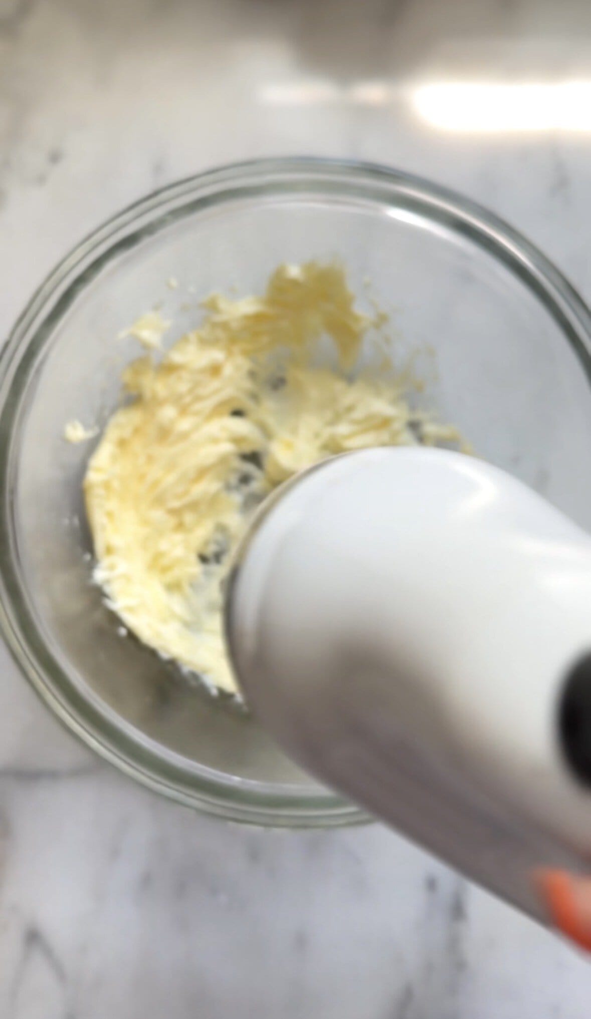 Mix the butter in the bowl.