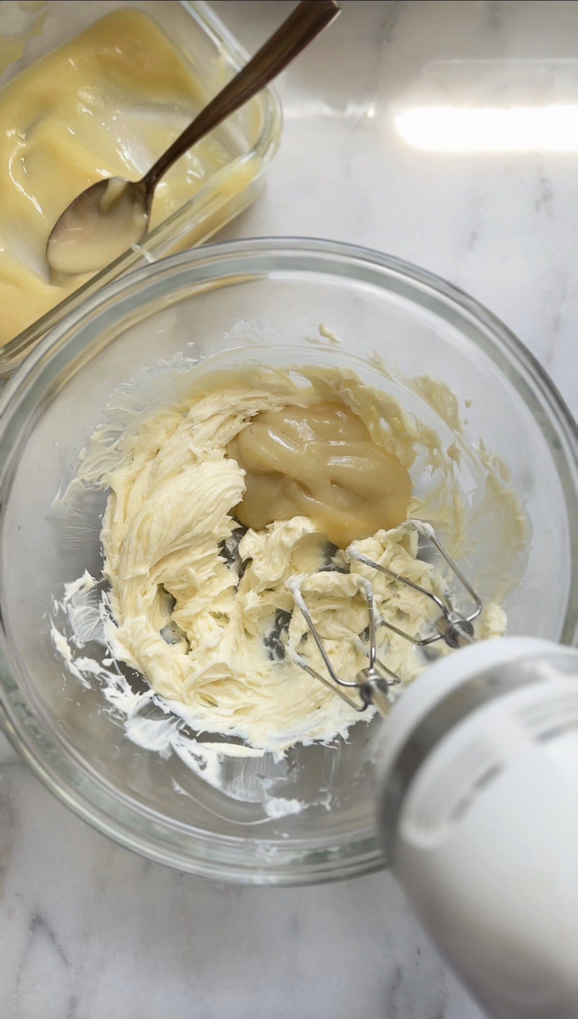 Mix the frosting base to the mixed butter.