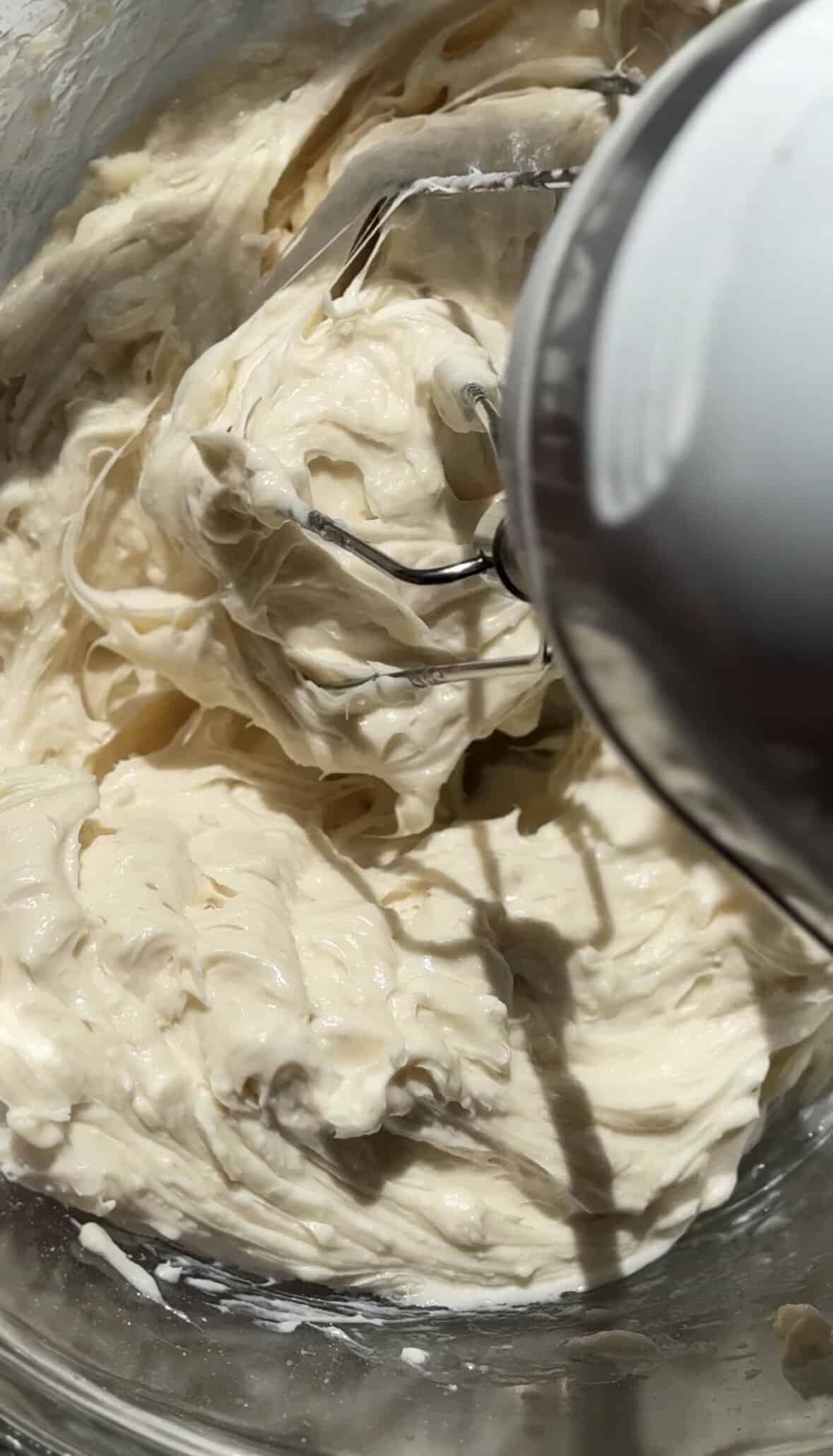 Mix the cream cheese frosting in a bowl with a whisk.