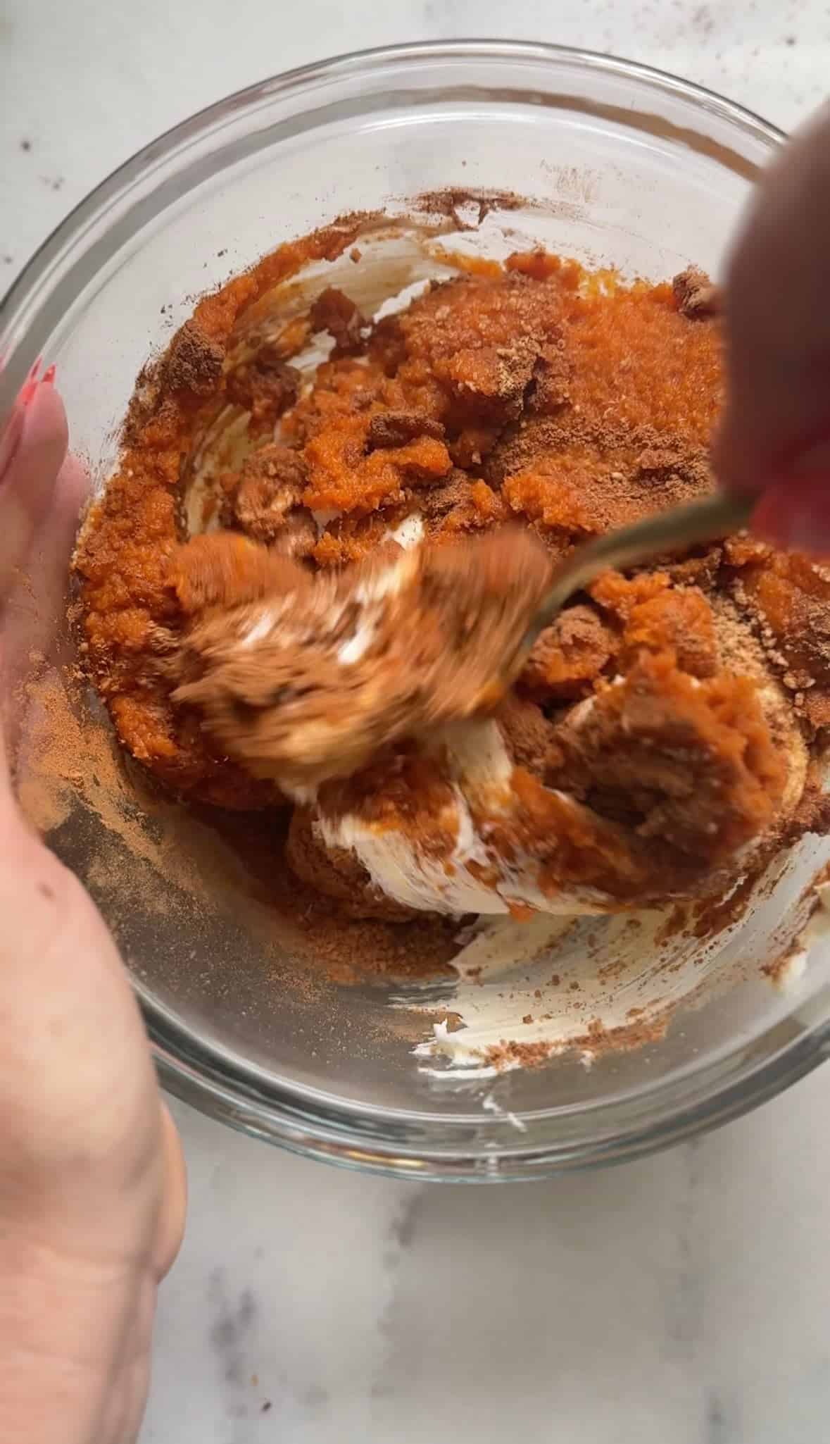 Mix the ingredients for the cream cheese base.