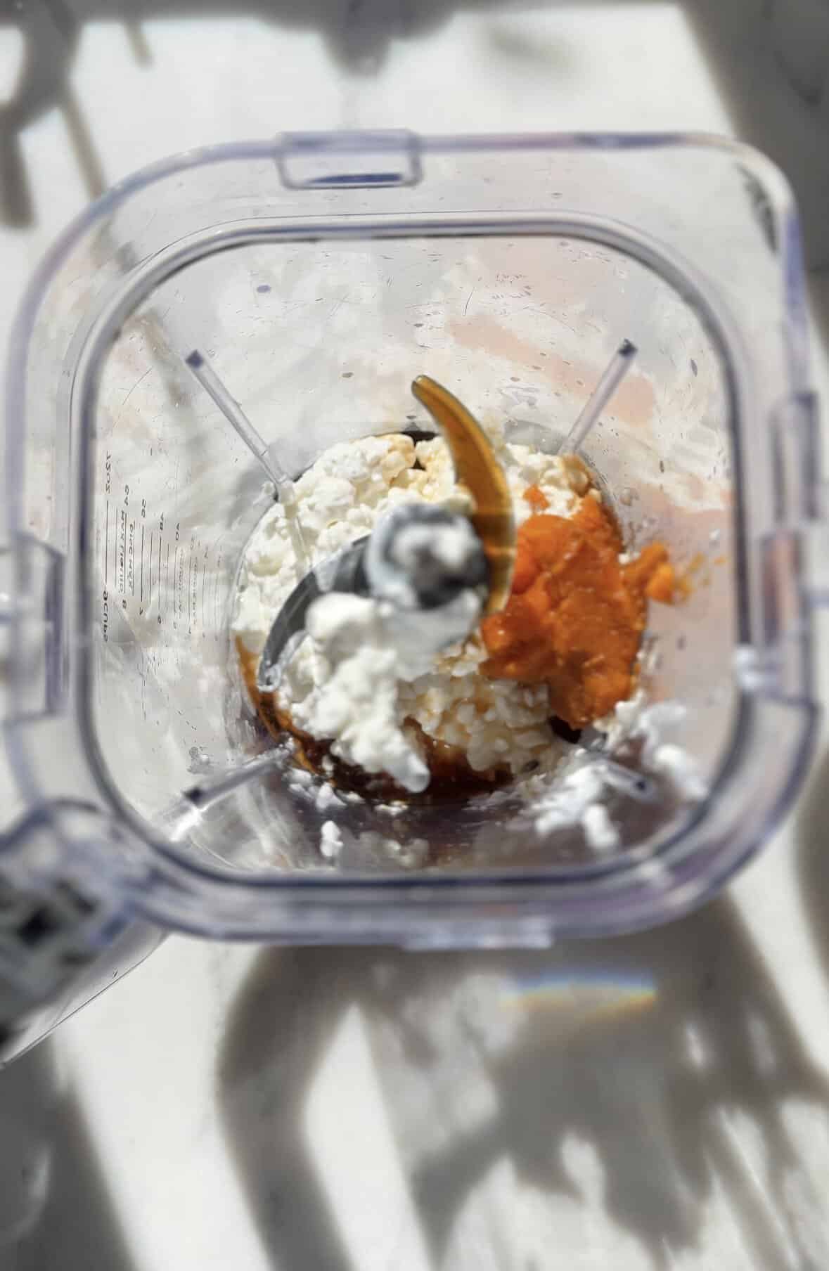 Put all the wet ingredients of the Pumpkin Cottage Cheese Cookie Dough into a blender.